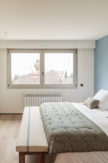 Подреждането на мебели в спалнята в прост дизайн