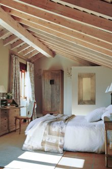 Таванско обзавеждане за спалня