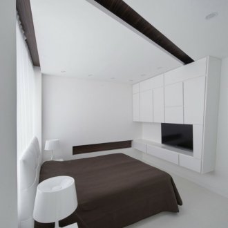 Подредбата на мебелите в спалнята в монохромен дизайн