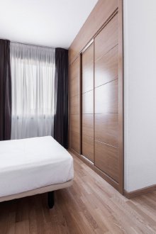 Подреждане на мебели в спалня в едностаен апартамент