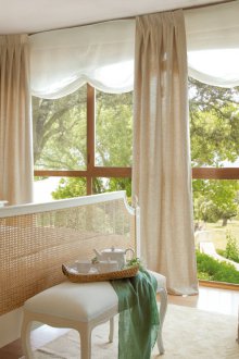 Подреждане на мебели в спалня с панорамен прозорец