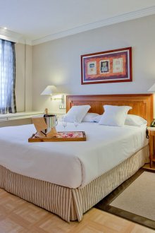 Мебели в спалнята с паркет