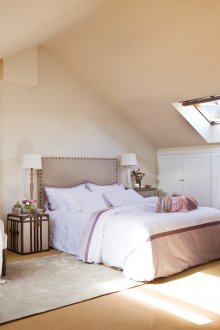 Подреждане на мебели в спалня в пастелни цветове