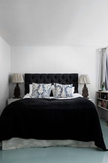 Подреждане на мебели в спалня с рафтове