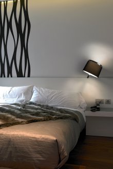 Подреждането на мебелите в спалнята с модел на стената