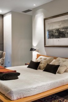 Подреждане на мебели в спалня с баня