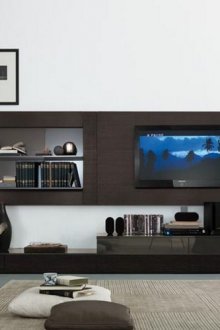 Малка дървена стена с вграден телевизор