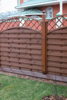Красива сводеста ограда, изработена от дърво