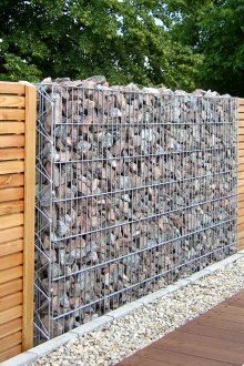 Ограда от дърво и габиони