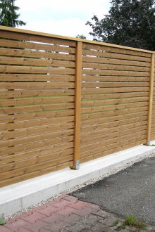 Лека дървена ограда близо до селска къща