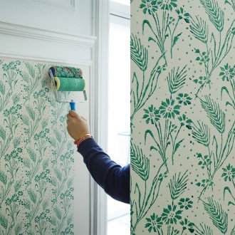 Боядисване на стените с фигурен валяк в тюркоазен цвят