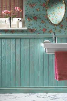 Тюркоазен тапет в банята