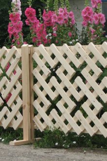 Геометрична дървена ограда