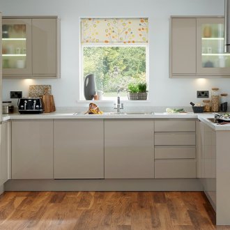 Бежово осветление на кухненския модул