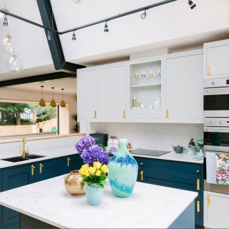 Осветление на кухненски комплект с въртящи се лампи