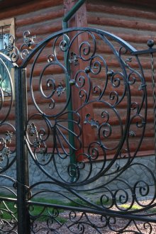 Елегантна ограда от ковано желязо в селската къща