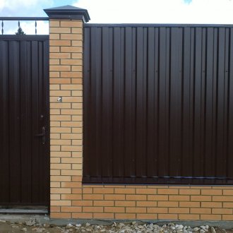 Ограда от черна велпапе и тухла