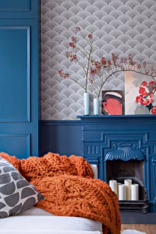 Синя всекидневна с камина