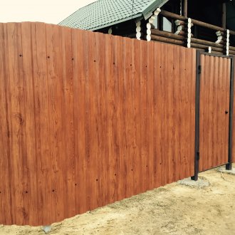 Ограда от професионална настилка с рисунка под дърво