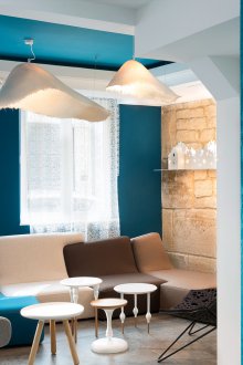 Синя всекидневна в стил Арт Нуво