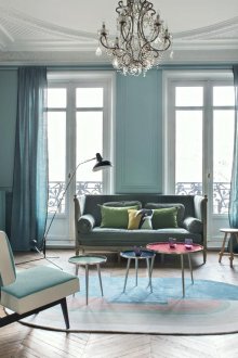 Дневна със сини панели.