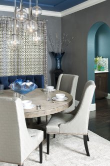 Син таван в хола