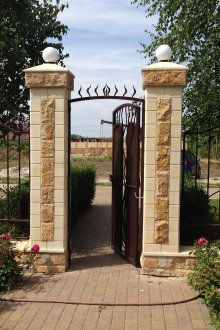 Ограда, изработена от ковани и метални ковани елементи