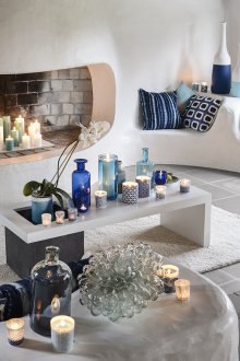 Синя всекидневна със свещи