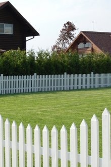 Бяла дървена ограда на парцела