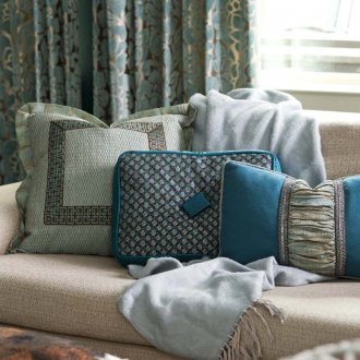 Дневна със син текстил.