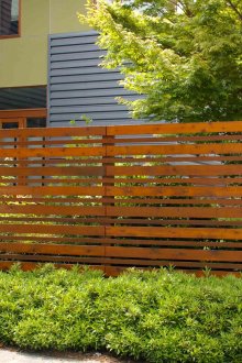 Модерна дървена ограда върху парцела