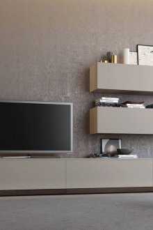 Стената в хола е бежова