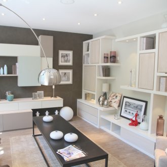 Стена в бяла дъбова стая