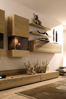 Стената в хола е дървена