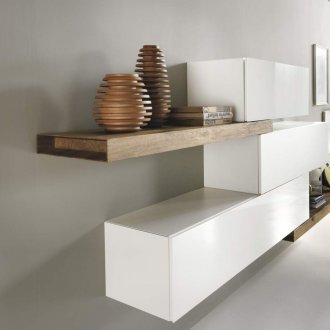 Стената в хола е лъскава