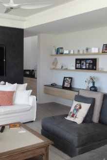 Стена в интериора на хола