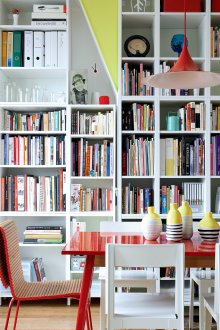 Стена в хола за книги