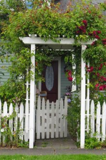 Бяла дървена декоративна ограда