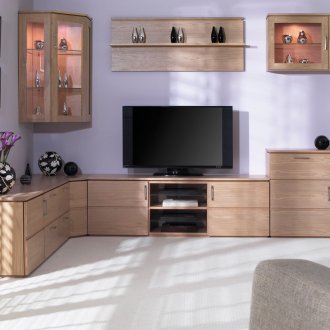 Стена в пода на хола