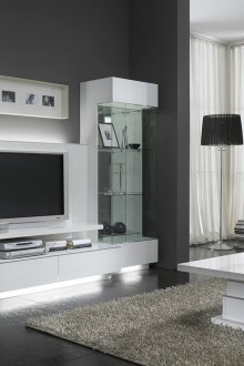 Осветена стена на хола