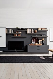 Стена в хола с рафтове