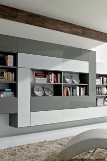 Стената в хола е сива