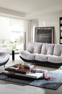 Стената в хола е модерна