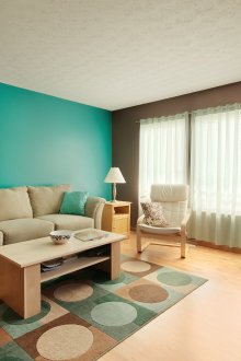 Тюркоазен дизайн на всекидневна с бежово