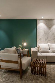 Тюркоазен дизайн на всекидневна с бяло