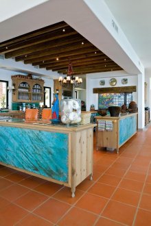 Дизайн тюркоазена селска всекидневна