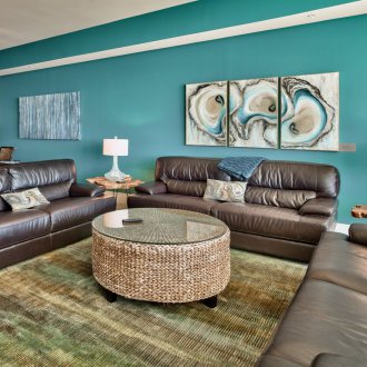 Тюркоазен дизайн на хол с картини.