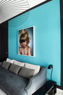 Дизайн на тюркоазена всекидневна в апартамент