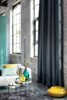 Дизайн тюркоазена всекидневна в стил таванско помещение