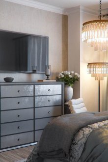 Бежови и бели тапети в малка спалня.